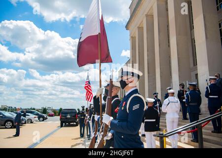 Mitglieder der Joint Honor Guard begrüßen den katarischen Vizepremierminister und Staatsminister für Verteidigungsfragen, Dr. Khalid bin Mohamed Al Attiyah, zu einem Besuch im Pentagon, Washington, D.C., 19. August 2021 Stockfoto