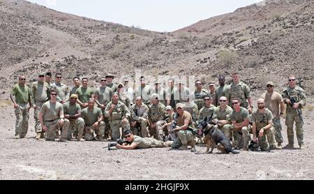 ARTA, Dschibuti (19. August 2021) Mitglieder der US-Armee und der US-Marine versammeln sich nach einer erfolgreichen Live-Feuerübung am Dschibuti Range Complex, Dschibuti, 19. August 2021, zu einem Gruppenfoto. Die Dienstmitglieder sind alle derzeit im Camp Lemonnier, Dschibuti (CLDJ) stationiert, das als Expeditionierungsbasis für US-Streitkräfte dient, die Schiffe, Flugzeuge und Personal unterstützen, die die Sicherheit in ganz Europa, Afrika und Südwestasien gewährleisten. CLDJ ermöglicht See- und Kampfeinsätze am Horn von Afrika und fördert gleichzeitig positive Beziehungen zwischen den USA und Afrika. Die Basis ist auch die Heimat von Co Stockfoto