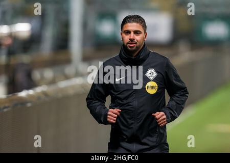 Den Haag, Niederlande. 21st Januar 2022. DEN HAAG, NIEDERLANDE - 21. JANUAR: Aufwärmen von Schiedsrichter Aafoualiah Jaafar während des Pure Energie Eredivisie Vrouwen-Matches zwischen ADO Den Haag und PEC Zwolle am 21. Januar 2022 im Cars Jeans Stadion in Den Haag, Niederlande (Foto: Hans van der Valk/Orange Picles) Quelle: Orange Pics BV/Alamy Live News Stockfoto