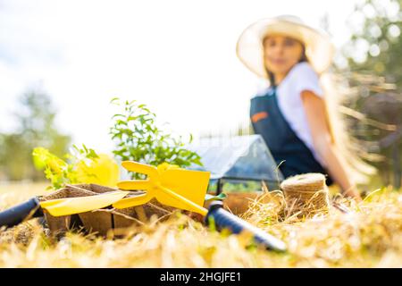 Teenager Mädchen in schwarzen Schürze Gartenarbeit im Garten des Hinterhofs Stockfoto
