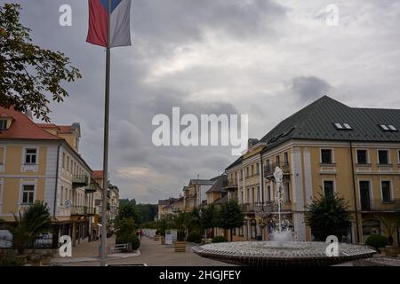 Frantiskovy Lazne, Tschechische Republik - 27. September 2021 - die Nationalstraße am Spätsommernachmittag Stockfoto