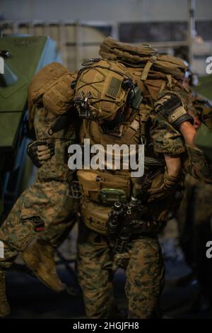 PAZIFIK (Aug 20, 2021) U.S. Marine Corps CPL. Ian Anderson, ein Funker, trägt PFC. Caleb Dunker, ein Randalier, beide mit Light Armored Reconnaissance Company, Battalion Landing Team 1/1, 11th Marine Expeditionary Unit (MEU), während der Räumungsschulung an Bord des Amphibientransportsdocks USS Portland (LPD 27), August 20. Portland, Teil der USS Essex Amphibious Ready Group, ist zusammen mit der 11. MEU im Verantwortungsbereich der 7. US-Flotte tätig, um die Interoperabilität mit Verbündeten und Partnern zu verbessern und als einsatzbereite Einsatztruppe zur Verteidigung von Frieden und Stabilität im in-Raum zu dienen Stockfoto