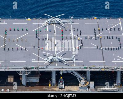 210819-N-WY048-2646 PAZIFISCHER OZEAN (AUG 19, 2021) – Segler, die der Expeditionsseebasis USS Miguel Keith (ESB 5) zugeordnet sind, stehen auf dem Flugdeck in Formation, während das Schiff im Pazifischen Ozean segelt, 19. August. Miguel Keith führt derzeit Routineoperationen in der 3. US-Flotte durch. Stockfoto