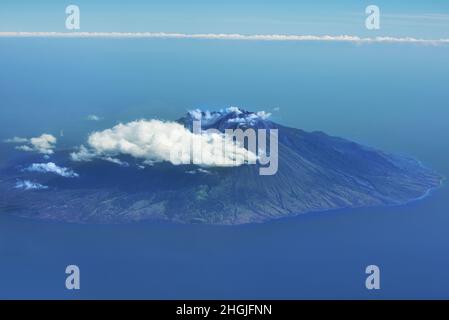 Luftaufnahme von Sangeang API, einer vulkanischen Insel im indonesischen Archipel Stockfoto