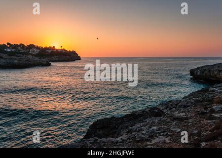 Sonnenaufgang an der felsigen Küste der spanischen Insel Mallorca im Mittelmeer, Europa. Stockfoto