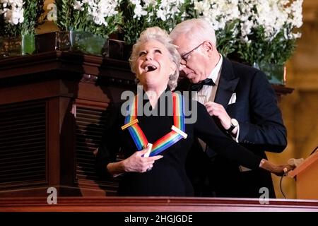 Washington, Vereinigte Staaten von Amerika. 04. Dezember 2021. Die Preisträgerin Bette Midler reagiert, als David Rubenstein, Vorsitzender des Kennedy Center, ihre Auszeichnung bei der Verleihung der Kennedy Center Honors Medallion 2021 an der Library of Congress am 4. Dezember 2021 in Washington, DC überreicht. Quelle: Shawn Miller/Library of Congress/Alamy Live News Stockfoto