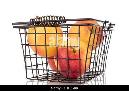 Drei rote saftige Äpfel mit einem Korb, Makro, isoliert auf weiß. Stockfoto