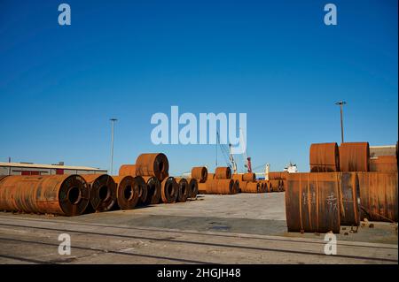 Eisenspulen, die im Hafen von Bilbao gelagert werden Stockfoto