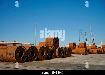 Eisenspulen, die im Hafen von Bilbao gelagert werden Stockfoto