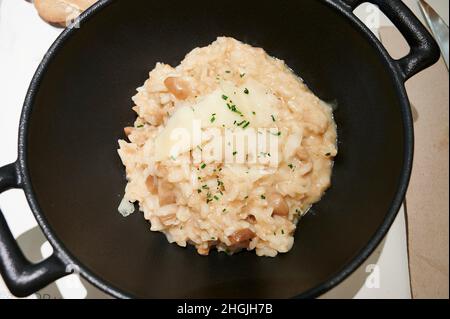 Köstliches Risotto-Gericht im Wok serviert Stockfoto