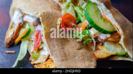 Mediterrane Stil Pitta mit würzigen Huhn, Gurke, Tomaten, Salat und Mayo-Sauce, leckeres Essen zubereitet Stockfoto