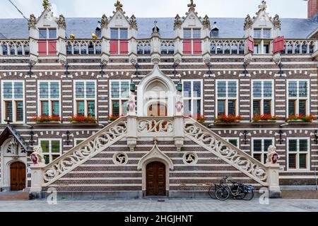 Haupteingang Treppe und Balkon des Rathauses Alkmaar im Zentrum von Alkmaar, Nord-Holland, Niederlande Stockfoto