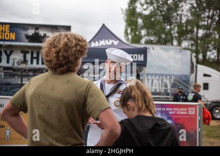 CENTRALIA, Washington (Aug 20, 2021)-Navy Counselor First Class Jacob Karlik, der Navy Recruiting Station Olympia zugeordnet, engagiert sich mit Community-Mitgliedern, nachdem sie an der "Nimitz" Virtual Reality Experience der Navy auf der Southwest Washington Fair teilnehmen. Navy Talent Acquisition Group der Zuständigkeitsbereich von Pacific Northwest umfasst mehr als 34 Navy Recruiting Stations und Navy Officer Recruiting Stations in ganz Washington, Idaho, Montana und Alaska. Stockfoto