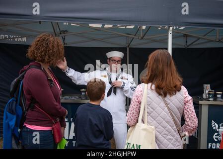 CENTRALIA, Washington (Aug 20, 2021)-Elektroniktechniker Nuclear First Class Aaron Rinneer, beauftragt mit der Navy Recruiting Station Olympia, beantwortet Fragen von Mitarbeitern, die an der virtuellen Realität der Navy 'Nimitz' teilgenommen haben, die auf der Southwest Washington Fair vorgestellt wurde. Navy Talent Acquisition Group der Verantwortungsbereich von Pacific Northwest erstreckt sich über 34 Navy Recruiting Stations und Navy Officer Recruiting Stations in Washington, Idaho, Montana und Alaska. Stockfoto