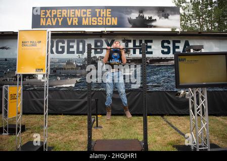 CENTRALIA, Washington (Aug 20, 2021)-Cohen Hartley, ein Schüler der Adna High School, nimmt an der Pull-up-Herausforderung der Marine Teil, als Teil der Virtual Reality-Erfahrung „Nimitz“, die auf der Southwest Washington Fair vorgestellt wurde. Navy Talent Acquisition Group der Zuständigkeitsbereich von Pacific Northwest umfasst mehr als 34 Navy Recruiting Stations und Navy Officer Recruiting Stations in ganz Washington, Idaho, Montana und Alaska. Stockfoto