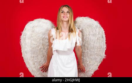 Valentines Engel Mädchen. Lächelnde Frau mit weißen Flügeln. Niedlicher Valentinstag-Amor. Stockfoto