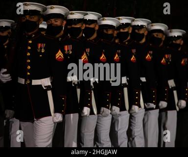 Marines with Marine Forces Reserve (MARFORRES) beobachten die Abendparade in den Marine Barracks Washington in Washington D.C., 20. August 2021, während einer Sommer Officer Tour. Die Parade zeigt die „eigene“ US-amerikanische Marine Band, die Farbwache des Marine Corps, den stillen Drill-Zug des Marine Corps, die Zeremoniellen Marscher und die CPL. Chesty XV, das offizielle Maskottchen der Marine Barracks Washington. Die Marines nahmen an der ersten Sommeroffizier-Tour des Kommandanten von MARFORRES und der Marine Forces South Teil, um einen Einblick in die Reise zu erhalten, ein Marine Corps Officer zu werden. Die Tour beinhaltete Besuche in O Stockfoto