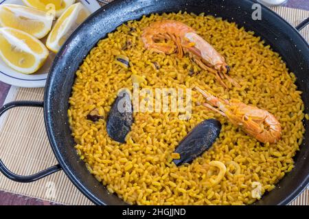 Paella mit Garnelen Stockfoto