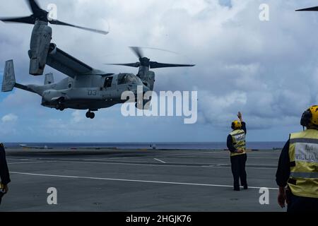 Ein britischer Marinesegler leitet einen MV-22 Fischadler während der Touch-and-Go-Übungen an Bord der HMS Queen Elizabeth in der philippinischen See, 21. August 2021. Cross-Deck-Schulungen mit Verbündeten und Partnern verbessern unsere Fähigkeit, zusammenzuarbeiten und taktisch kompetent zu bleiben. Die 31. MEU ist an Bord von Schiffen der America Expeditionary Strike Group im 7. Einsatzgebiet der Flotte tätig, um die Interoperabilität mit Verbündeten und Partnern zu verbessern und als einsatzbereite Einsatztruppe für Frieden und Stabilität in der Indo-Pazifik-Region zu dienen. Stockfoto