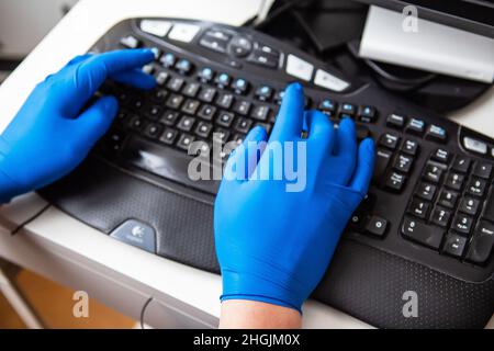 Ein Arzt in blauen Handschuhen sammelt schnell Daten über einen Patienten. Das Konzept der Gesundheitsversorgung und die Pflege Ihrer Gesundheit Stockfoto