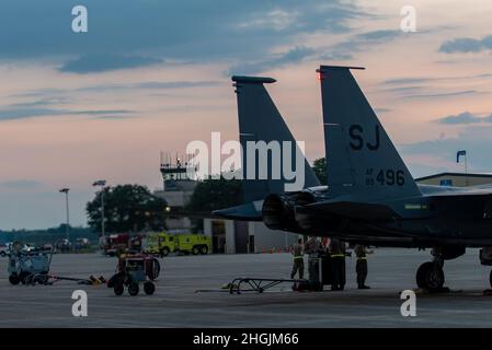 Ein F-15E Strike Eagle sitzt auf der Fluglinie am Regionalflughafen Terre Haute, Ind., 22. August 2021. Das Hulman Field, ein Militärflugplatz mit zwei Einsatzzwecken und ein ziviler Flugplatz, ist die Heimat des Nachrichtendienstes 181st der Indiana National Guard. Stockfoto