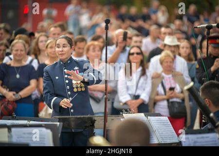 Die US Air Force LT. Col. Cristina Urrutia, Kommandantin und Dirigentin der United States Air Forces in Europe Band, orchestriert Bandmitglieder während eines Konzerts in Kiew, Ukraine, am 23. August 2021. Die United States Air Forces – Air Forces Africa Band, zusammen mit den Partnerländern Großbritannien und der Ukraine haben ein Konzert für die Bürger von Kiew zur Feier der Unabhängigkeit der Ukraine aufgeführt. In diesem Jahr jährt sich die Unabhängigkeit der Ukraine zum 30. Mal und wird in der Hauptstadt von Millionen Menschen gefeiert. Das U.S. European Command steht fest in seinem unerschütterlichen Bekenntnis zur Souveränität der Ukraine, dem Territor Stockfoto