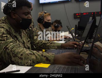 Marineinfanteristen und Matrosen arbeiten als Mitglieder einer gemeinsamen Truppensimulation, die vom Distributed Mission Operations Center in Camp Pendleton, Kalifornien, am 23. August 2021 veranstaltet wird. Diese Simulation bot Marineinfanterinnen, Matrosen und alliierten Kräften die Möglichkeit, neue Luftbefehl- und Steuerungskonzepte für die maritime Dominanz gemäß Force Design 2030 einzusetzen. Stockfoto