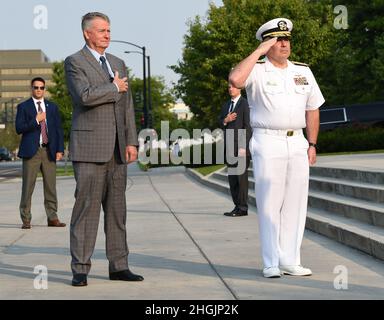 Gouverneur von Idaho, Brad Little und Rear ADM. Doug Beal, Reservedirektor der Expeditionary Force Generation, ehrt während der Nationalhymne im Rahmen der Proklamationszeremonie zum Beginn der Boise Navy Week, dem 23. August 2021. Die Navy Weeks bestehen aus einer Reihe von Veranstaltungen, die vom Navy Office of Community Outreach koordiniert werden, um den Amerikanern die Möglichkeit zu geben, mehr über die Navy, ihre Menschen und ihre Bedeutung für die nationale Sicherheit und den Wohlstand zu erfahren. Stockfoto