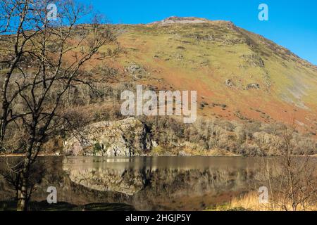 Llyn Gwynant, Lake Gwynant, Nantgwynant Valley, auf, ein, sonnig, blauer Himmel, wolkenlos, kalt, Winter, Winter, Tag, in, Januar, mit, ruhig, ruhig, Wetter, Bedingungen, mit, kein, Wind, ideal, für, Reflektionen, Reflektieren, auf, Körper, von, Wasser, stilles Wasser, See, Ländlich, Landschaft, landschaftlich, landschaftlich, sonnig, kalt, Winter, Winter, Winter, Winter, Tag, Tag, Tag Stockfoto