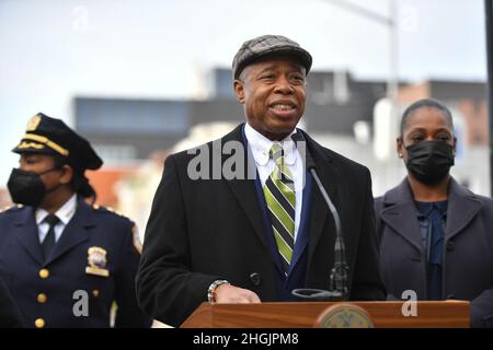 Der Bürgermeister der Stadt Eric Adams wurde heute von Ydanis Rodriguez, dem Beauftragten des Verkehrsministeriums der Stadt New York (DOT), und den New Yorker Polizeidepartmen begleitet Stockfoto