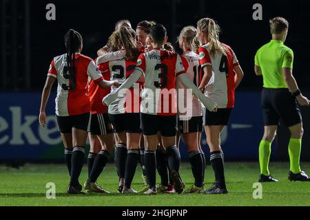 Rotterdam, Niederlande. 21st Januar 2022. ROTTERDAM, NIEDERLANDE - 21. JANUAR: Feyenoord-Spieler feiern 1-0 während des Womans Pure Energie Eredivisie-Spiels zwischen Feyenoord und VV Alkmaar im Sportpark Varkenoord am 21. Januar 2022 in Rotterdam, Niederlande (Foto von Herman Dingler/Orange Picics) Credit: Orange Pics BV/Alamy Live News Stockfoto