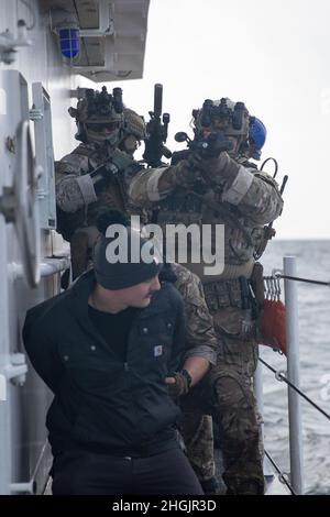 LABRADOR SEA-- (Aug 23, 2021) dem Maritime Security Response Team East (MSRT-E) zugewiesene Küstenwache führt an Bord des 154-Fuß-Sentinel-Klasse-Schnellreaktionsschneiders USCGC Escanaba (WMEC 907) ein Boarding-Training mit Crewmitgliedern des berühmten 270-Fuß-Mittelausdauerschneiders USCGC Escanaba (WMEC 1127) durch. MSRT-E mit Sitz in chesapeake, Virginia, ist eine fortschrittliche, einsatzbereite Truppe, die in den Bereichen Seeverkehrssicherheit, risikoreiche Strafverfolgungsverfahren, Terrorismusbekämpfung, Gewaltschutz und Reaktion auf Umweltgefahren im Rahmen einer taktischen Strafverfolgungsoperation geschult ist Stockfoto