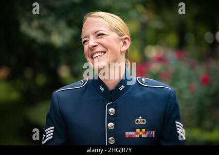 US Air Force Staff Sgt. Sarah Cosano, US Air Forces in Europe Band-Saxophonistin, baute durch Musik Beziehungen auf, während sie an mehreren Veranstaltungen am 18-24. August in ganz Kiew teilnahm, um den 30. Jahrestag der Unabhängigkeit der Ukraine zu feiern. Cosano, die aus Filer, Idaho, stammt, arbeitete 11 Jahre lang auf Kreuzfahrtschiffen, bevor sie zur Air Force wechselte und 2019 an der University of Nebraska-Lincoln promovierte. Stockfoto