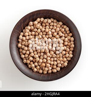 Ungekochte Kichererbsen in Keramikschale isoliert auf weißem Hintergrund mit Beschneidungspfad Stockfoto
