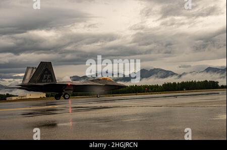 Ein US Air Force F-22 Raptor von der Joint Base Langley-Eustis, Virginia, taxi während der Red Flag Alaska, 21-3 auf der Joint Base Elmendorf-Richardson, Alaska, 23. August 2021. Am Ende der Roten Flagge flogen die Piloten dieser Flugzeuge über 100 Einsätze und sammelten allein für die 94th FS und 192nd Wing über 250 Stunden Flugzeit. Stockfoto