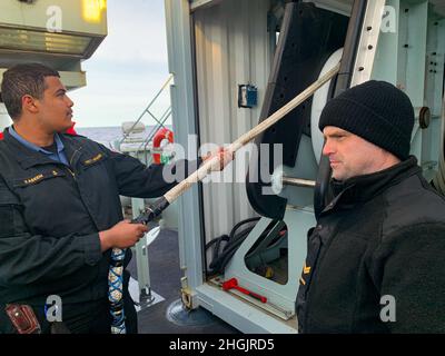 LANCASTER SOUND (23. AUGUST 2021) Sailor First Class Steve Vallieres und Sailor Second Class Mohamed Kaseem bereiten sich darauf vor, eine towable Sonar-Aufstellung von HMCS HARRY DEWOLF einzusetzen. Das Abschleppfeld wird von Wissenschaftlern von Defense Research and Development Canada verwendet, um hydrographische Daten während des arktischen Transits VON HARRY DEWOLF zu sammeln. HARRY DEWOLF verließ Halifax, Nova Scotia, Kanada, am 3. August zu seinem ersten Einsatz. Die Besatzung führt eine Umrundung Nordamerikas durch die Arktis durch, um die Fähigkeiten des neuen Schiffes zu demonstrieren, die Interoperabilität zu fördern und positive Rela zu fördern Stockfoto