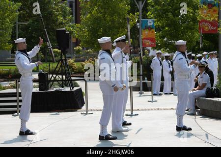 BOISE, ID - die zeremonielle Wache der US Navy tritt während einer Veteranen- und Gold-Star-Familienanerkennungsveranstaltung auf dem Jack's Urban Meeting Place während der Boise Navy Week am 24. August 2021 auf (Navy-Fotos von Dan Rachal/NTAG Public Affairs). Stockfoto