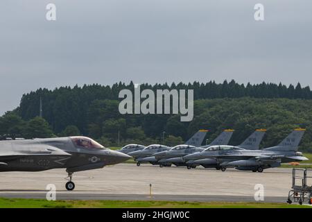 MISAWA, Japan (Aug 24, 2021) – eine F-35B Lightning II, die den „Grünen Knights“ des Marine-Jagdgeschwaders VMFA-121 zugewiesen wurde, bereitet sich auf den Start auf der Misawa Air Base vor. Die F-35B Lightning II wurde speziell für den Einsatz von amphibischen Schiffen entwickelt, auf denen VMFA-121 die 31. Marine Expeditionary Unit bei Rotationseinsätzen unterstützt hat. Stockfoto