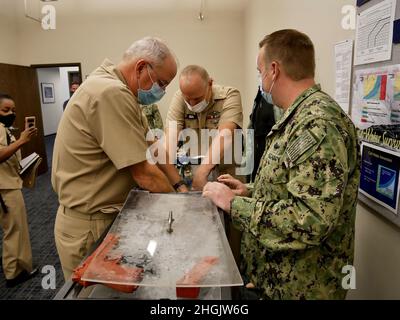 DER US Navy Surgeon General RADM Bruce Gillingham und der Force Master Chief Michael Roberts, Direktor des Hospital Corps, Treffen Sie sich mit Seeleuten, die dem Aviation Survival Training Center (ASTC) Whidbey Island zugewiesen sind, um die Bedeutung der medizinischen Bereitschaft zu besprechen und die entscheidende Rolle der Menschen und Plattformen von Navy Medicine für die Machtprojektion unserer Navy zu erörtern. Stockfoto