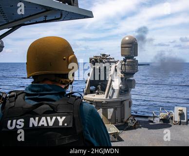 PHILIPPINISCHES MEER (Aug 24, 2021) USS Barry (DDG 52), ein Lenkflugkörper-Zerstörer der Arleigh Burke-Klasse, feuert seine Mark-38-25-mm-Kanone während einer Live-Schussübung ab. Barry wird eingesetzt, um Commander, Task Force (CTF 71)/Destroyer Squadron (DESRON 15), die größte vorwärtseingesetzte DESRON der Marine und die wichtigste Surface Force der 7. US-Flotte zu unterstützen. Stockfoto