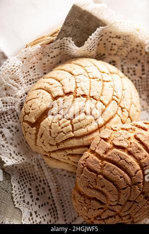 Conchas. Süßes mexikanisches Brötchen mit muscheliger Optik, meist mit Kaffee oder heißer Schokolade zum Frühstück oder als Nachmittagssnack gegessen. Stockfoto