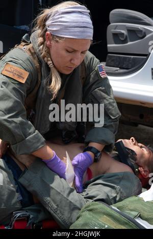 210824-N-EV253-1196 SAN DIEGO (AUG 24, 2021) Hospital Corpsman 2nd Class Jessica Woods, aus Pheonix, Arizona, und den „Chargers“ von Helicopter Sea Combat Squadron (HSC) 14 zugewiesen, leistet medizinische Hilfe zur Simulation eines simulierten Autounfalls-Opfers und einer Überlandsuche und -Rettung (SAR)-Bewertung am 24. August 2021. Während der Simulation wurde HSC-14 von den „Merlins“ des Helicopter Sea Combat Squadron (HSC) 3 Chief of Naval Operations SAR Model Manager (SARMM) SAR Evaluation Team, verantwortlich für den Kommandanten, Naval Air Forces Pacific, evaluiert. Als designierter SARMM stellt HSC-3 sicher, dass SAR-Einheiten f Stockfoto