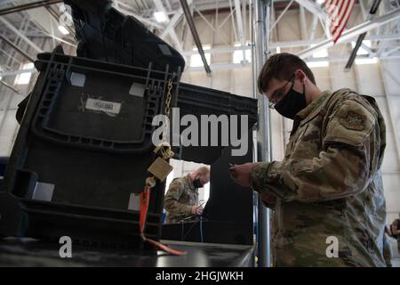 Airman 1st Class Victor Fix, 22nd Aircraft Maintenance Squadron Support Flight Geselle, inspiziert ein Toolkit während der Kasse 24. August 2021, auf der McConnell Air Force Base, Kansas. Bei der Neugestaltung des konsolidierten Toolkits wurden drei zusätzliche Kassenzähler berücksichtigt, die die Checkout-Zeiten pro Kunde um 50 Prozent reduzieren sollen. Stockfoto