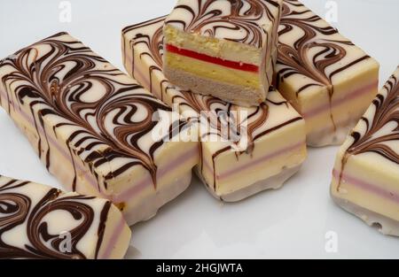 Sandwich-Kekse mit Vanillesouffle in Schokoladenbeschichtung auf einem Dessertteller gestapelt. Stockfoto