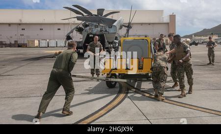 US-Marineinfanteristen mit 1. Bataillon, 12. Marine-Regiment und schwerem Hubschrauber-Geschwader (HMH) 463 schieben eine Naval Strike Missile (NSM) auf einen Super-Hengst-Hubschrauber CH-53E auf der Marine Corps Base Hawaii, 25. August 2021. Die NSM ist eine Präzisionswaffe mit langer Reichweite, die darauf ausgelegt ist, feindliche Schiffe zu finden und zu zerstören. Stockfoto