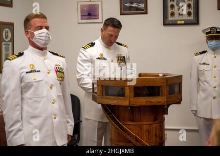 GEMEINSAME BASIS PEARL HARBOR-HICKAM (AUG 25, 2021) - Bef. Chris Hedrick aus Glendale, Kalifornien, gibt während einer Befehlswechselzeremonie für das Schnellangriffs-U-Boot USS Charlotte (SSN 766) der Los Angeles-Klasse, August 25, Bemerkungen ab. Bef. Tony Stranges von Silver Spring, Maryland, entlastete Hedrick als Charlotte's Kommandanten während der Zeremonie im Konferenzraum des U-Boot-Squadron 7. Stockfoto