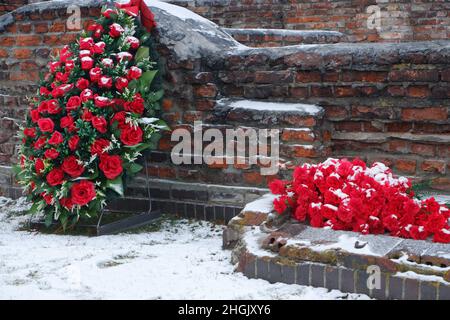Brest, Weißrussland - 12. Januar 2022: Rote Blumen an der Gedenkstätte. Erinnerung an gefallene Soldaten. Mai 9 Stockfoto