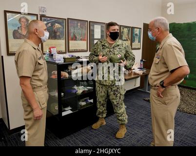 DER US Navy Surgeon General RADM Bruce Gillingham trifft sich mit Seeleuten an Bord von NMRTC Bremerton und NMRTU Everett, um die Bedeutung der medizinischen Bereitschaft und die entscheidende Rolle der Menschen und Plattformen von Navy Medicine für die Machtprojektion unserer Navy zu diskutieren. Stockfoto