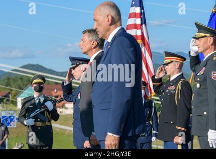 US Air Force Brig. General Jason E. Bailey, 31. Kommandant des Kampfflügels, links, Borut Pahor, slowenischer Präsident der Republik, Mitte, und Janez Jansa, slowenischer Premierminister, rechts, Gedenken Sie eines Kranzes, der Mitgliedern mit dem US-Bomber B-17 ‘Dark Eyes’ gewidmet ist, der 1944 in Andraž nod Polzelo, Slowenien, am 25. August 2021 abgeschossen wurde. ‘Dark Eyes’, Teil des 96. Squadron, 2nd Bomber Group (Heavy), war auf einer Mission, den Luftdome in Klagenfurt, Österreich, zu bombardieren, als er schwere Flaks aufnahm, explodierte und abfiel. Stockfoto