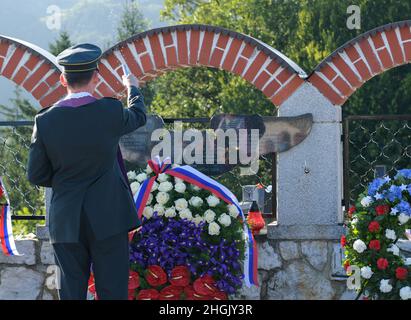 Der Militärkaplan Matej Jakopic segnet eine Gedenktafel während der Gedenkstätte Andraž in Andraž nod Polzelo, Slowenien, am 25. August 2021. 1944 Jahr 17 wurde der US-Bomber B-‘Andraž Dark Eyes’ über „Nod Polzelo“ abgeschossen, und das Denkmal für ‘Dark Eyes’ wurde am 22. März 2014 eingeweiht. Mitglieder der im Einsatz getöteten Besatzung werden auf dem amerikanischen Friedhof von Florenz, Florenz, Italien, begraben. Stockfoto